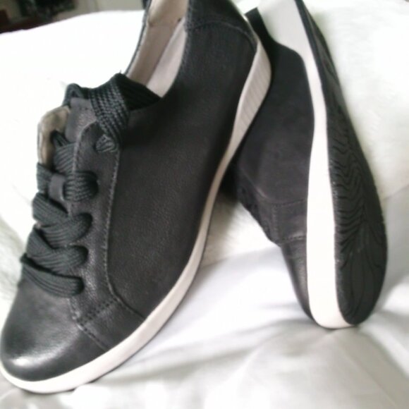 Dansko Black Tie Sneaker Size 8 - Picture 2 of 4